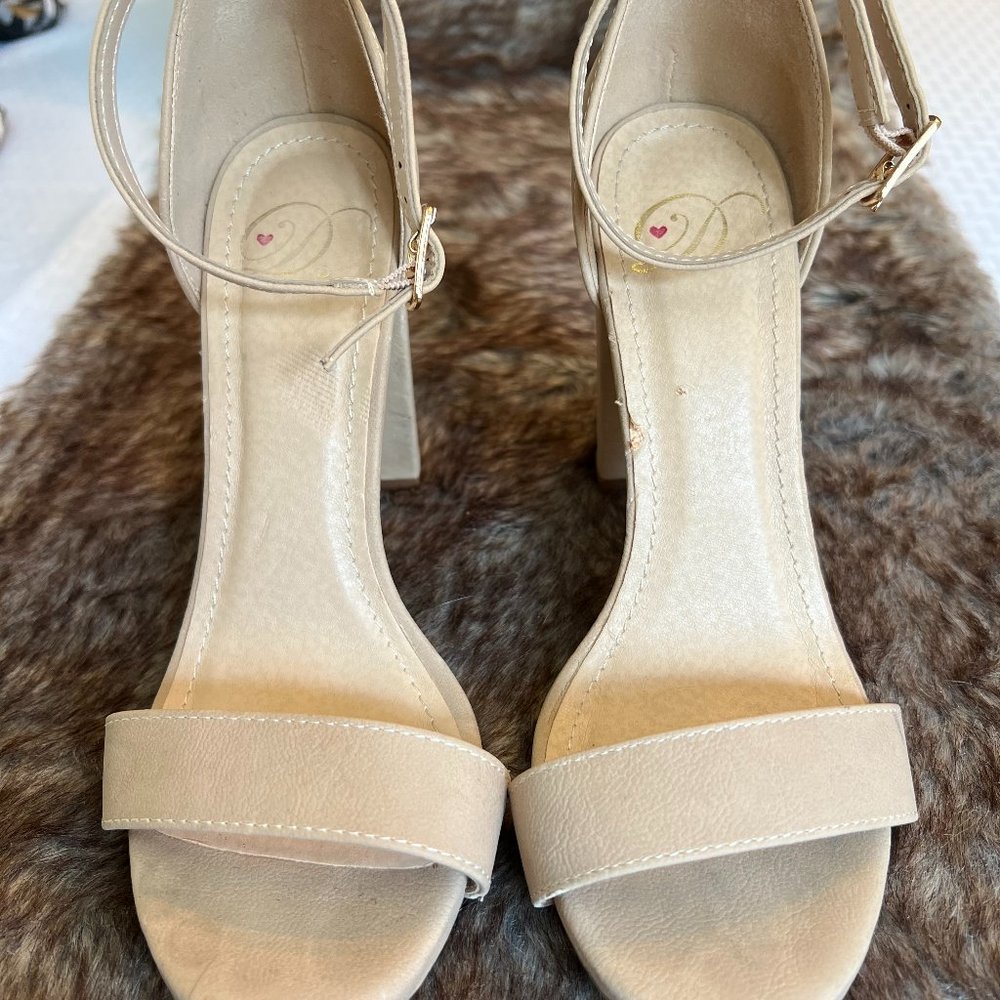 Heart in D heel sandals Sz 6